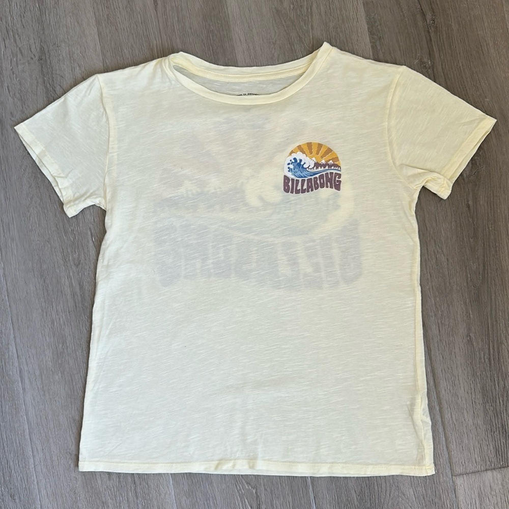 BILLABONG T shirt yellow size XS
juniors